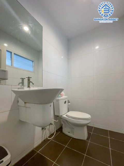 ทาวน์เฮ้าส์มือสองย่านกรุงเทพฯ ม.เนอวานา คลัสเตอร์ รามคำแหง เนื้อที่มากถึง 21.7 ตร.ว. ฟังก์ชัน 3 ห้องนอน 2 ห้องน้ำ 2 ที่จอดรถ บ้านสภาพสวย พร้อมอยู่ บนทำเลแห่งการเดินทาง ใกล้สนามบินสุวรรณภูมิ และรถไฟฟ้า (ในอนาคต) สายสีส้ม "สถานีราษฎร์พัฒนา"